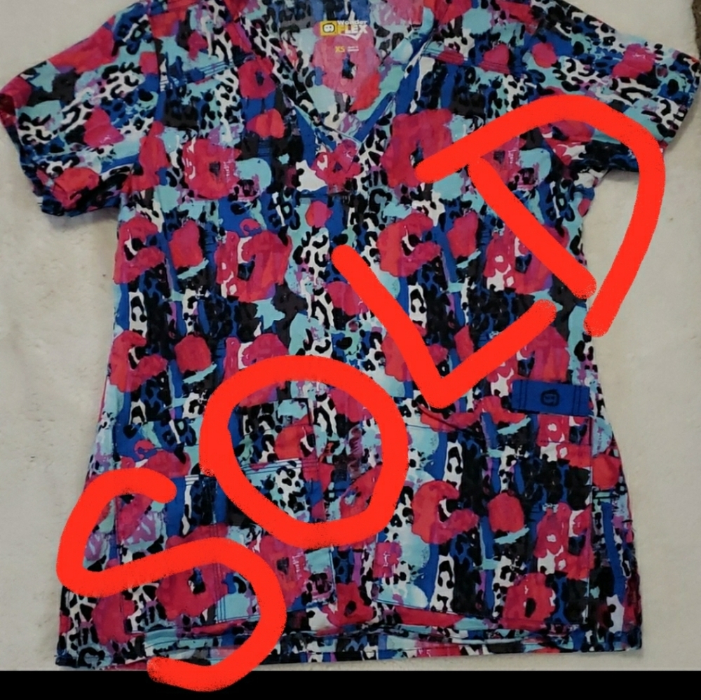 Wonder wink flex scrub top
